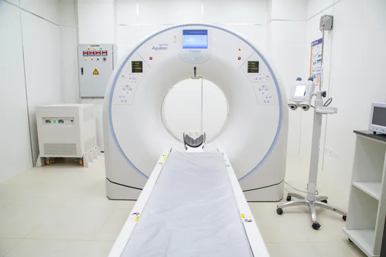 CT-Scanner in klinischer Umgebung